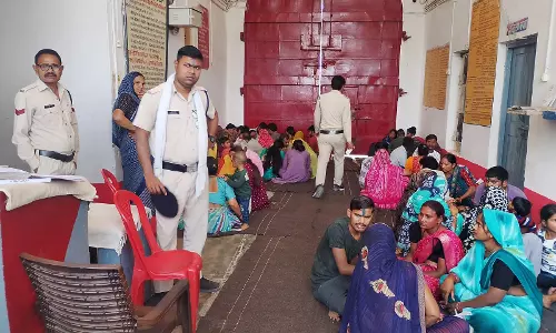 Morena: भाई दूज पर जेल में भावुक मिलन, बहनों ने लगाया तिलक