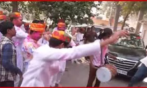 Lucknow: हजरतगंज में होली की धूम, पुलिस ने निकाली शोभायात्रा Lucknow: हजरतगंज में होली की धूम, पुलिस ने निकाली शोभायात्रा