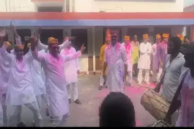 Lucknow: हजरतगंज में पुलिस ने निकाली होली की शोभायात्रा Lucknow: हजरतगंज में पुलिस ने निकाली होली की शोभायात्रा