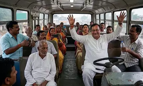 नशे में धुत बस ड्राइवर steering wheel से दोनों हाथ हटाकर नाच रहा नशे में धुत बस ड्राइवर steering wheel से दोनों हाथ हटाकर नाच रहा