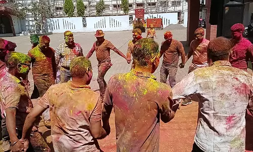दुर्ग पुलिस कंट्रोल रूम परिसर में खेली गई होली