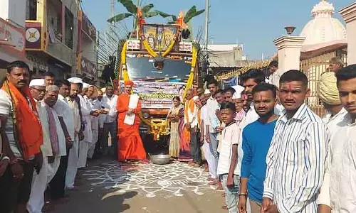 Mahalingapura : श्रीशैलम ट्रेकर्स को बॉर्डर पर खाना दिया गया Mahalingapura : श्रीशैलम ट्रेकर्स को बॉर्डर पर खाना दिया गया
