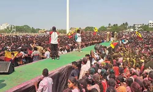 Holi celebrations : विदेशियों समेत स्थानीय लोगों ने रंगों से उड़ाया रंग Holi celebrations : विदेशियों समेत स्थानीय लोगों ने रंगों से उड़ाया रंग