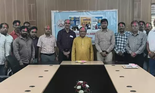 कुशाभाऊ ठाकरे पत्रकारिता विश्वविद्यालय में होली मिलन कुशाभाऊ ठाकरे पत्रकारिता विश्वविद्यालय में होली मिलन