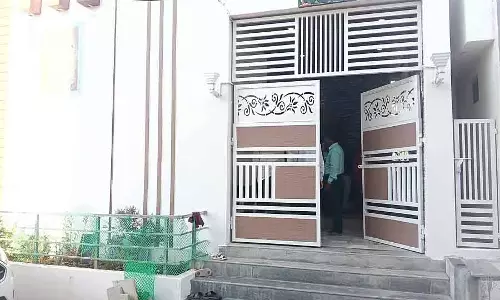 Yadgir : लोकायुक्त ने डिप्टी इलेक्ट्रिसिटी इंस्पेक्टर के घर पर छापा मारा Yadgir : लोकायुक्त ने डिप्टी इलेक्ट्रिसिटी इंस्पेक्टर के घर पर छापा मारा