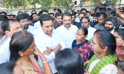 KTR ने मूसी के विकास के लिए कांग्रेस के बुलडोजर मॉडल पर हमला किया KTR ने मूसी के विकास के लिए कांग्रेस के बुलडोजर मॉडल पर हमला किया