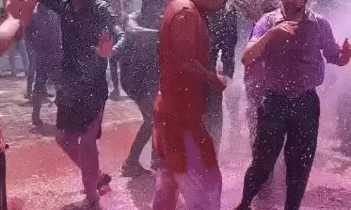 कलेक्टर ने भोजपुरी गाने में किया डांस, होली खेली कलेक्टर ने भोजपुरी गाने में किया डांस, होली खेली