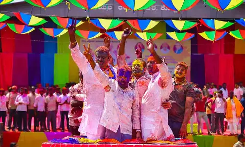 Holi festival ; रंगों की दुनिया में जश्न