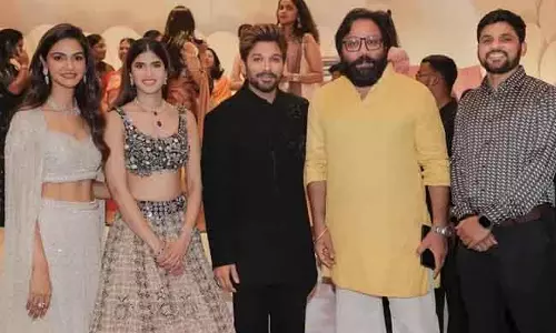 अल्लू सिरीश के प्री-वेडिंग रिसेप्शन में फैंस से मिले Allu Arjun अल्लू सिरीश के प्री-वेडिंग रिसेप्शन में फैंस से मिले Allu Arjun