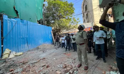 Tolichowki में मचान गिरने से तीन कंस्ट्रक्शन मज़दूरों की मौत हो गई