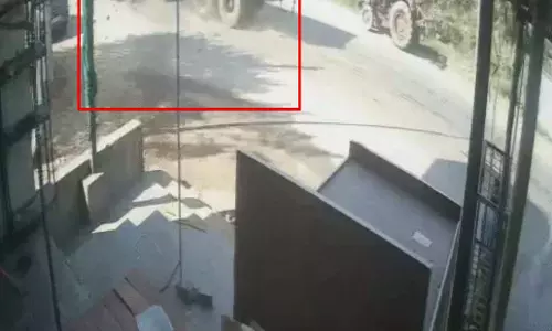 तेज रफ्तार ट्रक ने मोपेड सवार वन चौकीदार को कुचला, 50 मीटर तक घसीटा