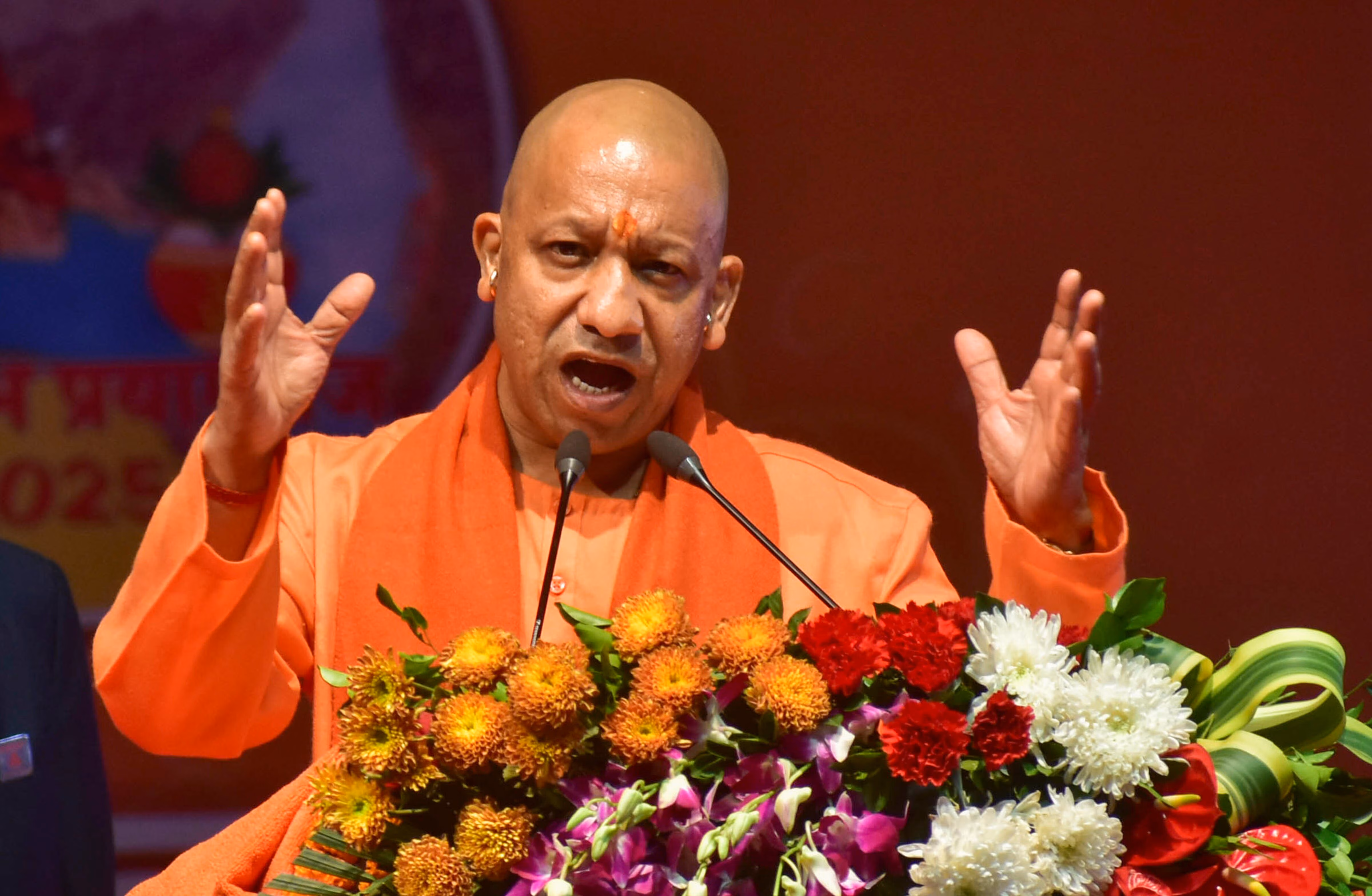 Greater Noida: मुख्यमंत्री ने स्वास्थ्यकर्मियों को दिया व्यवहार सुधारने का संदेश
