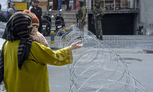 Kashmir में पाबंदियों का पांचवां दिन, लेकिन थकान के कारण विरोध कम हुआ