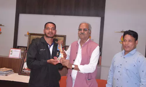 नेशनल ब्रॉन्ज़ मेडल विजेता पहलवान मनोज साहू ने सांसद बृजमोहन अग्रवाल से की मुलाकात