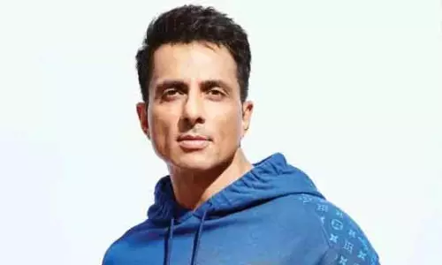 Dubai में फंसे भारतीयों की मदद को आगे आए सोनू सूद, आलोचकों को दिया जवाब