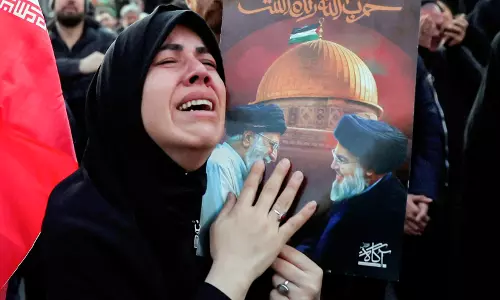 खामेनेई का शव Tehran ग्रैंड मोसल्ला में, ईरान ने डिमोना न्यूक्लियर साइट पर हमला करने की चेतावनी दी