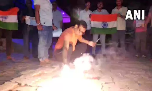 रोमांचक सेमीफाइनल: भारत की गेंदबाजी ने इंग्लैंड की जीत रोकी रोमांचक सेमीफाइनल: भारत की गेंदबाजी ने इंग्लैंड की जीत रोकी