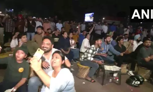 India ने इंग्लैंड को 7 रन से हराकर फाइनल में जगह बनाई, फैंस में उत्साह की लहर India ने इंग्लैंड को 7 रन से हराकर फाइनल में जगह बनाई, फैंस में उत्साह की लहर
