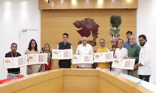 गुजरात के CM भूपेंद्र पटेल ने कांवट गेर मेला पर आधारित पोस्टल स्टैम्प और स्पेशल कवर का अनावरण किया गुजरात के CM भूपेंद्र पटेल ने कांवट गेर मेला पर आधारित पोस्टल स्टैम्प और स्पेशल कवर का अनावरण किया