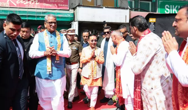 Sikkim: एमजी मार्ग पर होली का जश्न Sikkim: एमजी मार्ग पर होली का जश्न