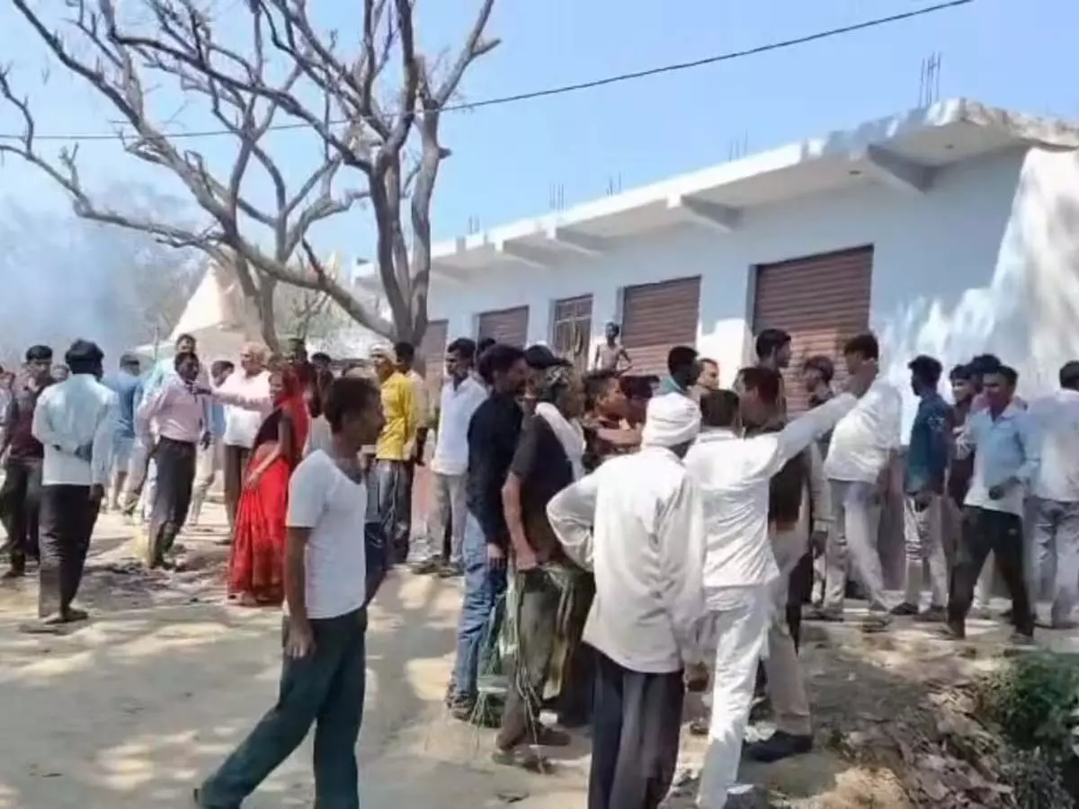 पड़ोसी गांवों में बवाल, पथराव-फायरिंग के साथ साथ आगजनी की बड़ी घटना पड़ोसी गांवों में बवाल, पथराव-फायरिंग के साथ साथ आगजनी की बड़ी घटना