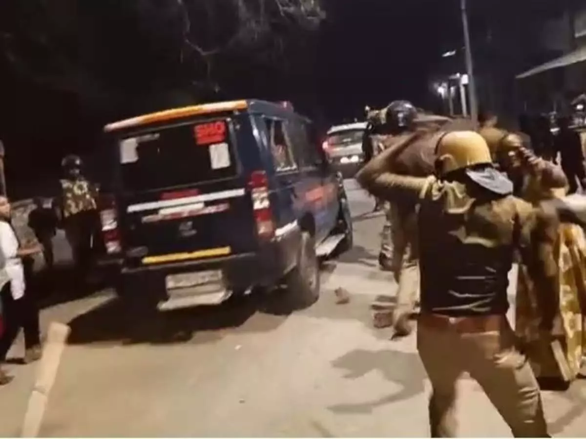 जुआरियों को पकड़ने गई टीम पर हमला, जवानों को बचाने बुलानी पड़ी फोर्स जुआरियों को पकड़ने गई टीम पर हमला, जवानों को बचाने बुलानी पड़ी फोर्स