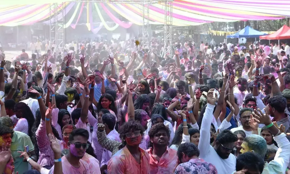 Telangana: बेगमपेट के पुलिस हॉकी स्टेडियम में होली का जश्न धूमधाम से मनाया गया Telangana: बेगमपेट के पुलिस हॉकी स्टेडियम में होली का जश्न धूमधाम से मनाया गया