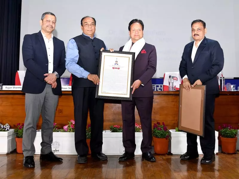 करनाल: एग्रीकल्चर यूनिवर्सिटी के VC को डॉ. डी. सुंदरेशन मेमोरियल ओरेशन अवार्ड से सम्मानित किया करनाल: एग्रीकल्चर यूनिवर्सिटी के VC को डॉ. डी. सुंदरेशन मेमोरियल ओरेशन अवार्ड से सम्मानित किया