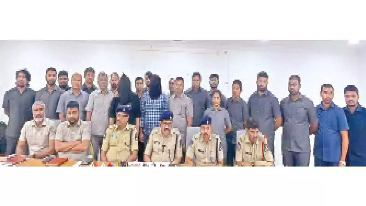 Telangana: दो विदेशी ड्रग तस्कर गिरफ्तार Telangana: दो विदेशी ड्रग तस्कर गिरफ्तार