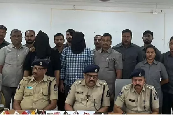 Hyderabad में ड्रग तस्करी के आरोप में दो विदेशी गिरफ्तार Hyderabad में ड्रग तस्करी के आरोप में दो विदेशी गिरफ्तार