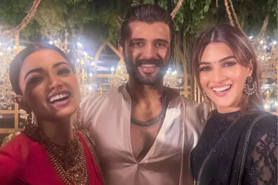 Kriti Sanon ने रश्मिका-विजय के हैदराबाद रिसेप्शन से क्यूट BTS मोमेंट्स शेयर किया Kriti Sanon ने रश्मिका-विजय के हैदराबाद रिसेप्शन से क्यूट BTS मोमेंट्स शेयर किया