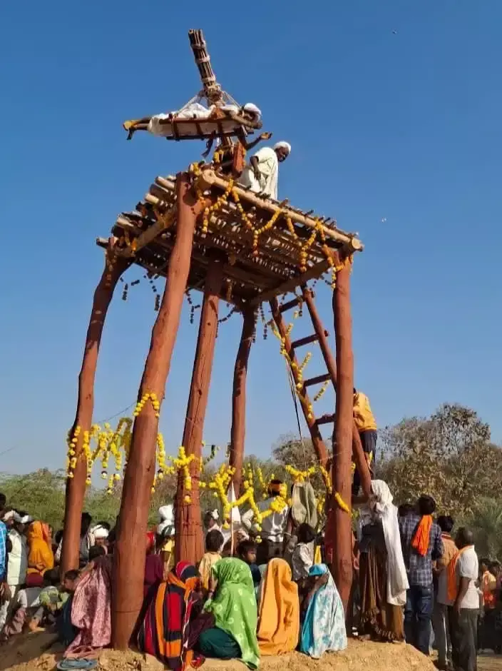 Jhabua: झाबुआ में पारंपरिक बाबा गल उत्सव, जनजातीय परंपराओं का दिखा रंग Jhabua: झाबुआ में पारंपरिक बाबा गल उत्सव, जनजातीय परंपराओं का दिखा रंग
