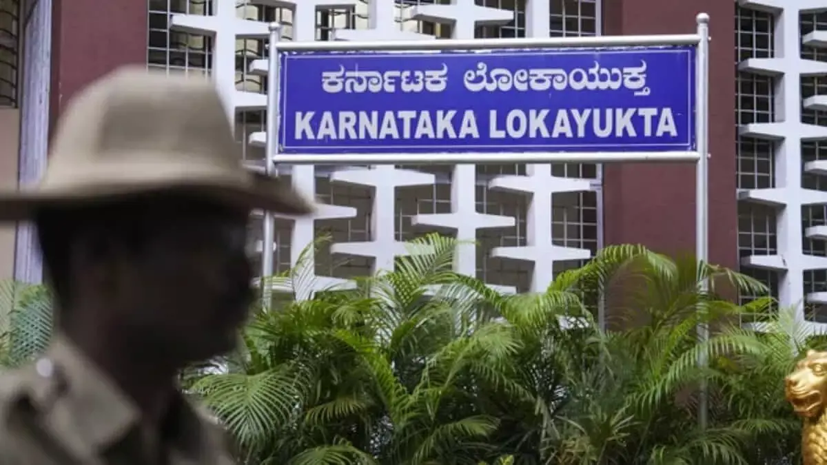 Karnataka में लोकायुक्त ने सरकारी अधिकारियों पर छापे मारे Karnataka में लोकायुक्त ने सरकारी अधिकारियों पर छापे मारे