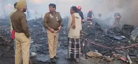 झुग्गियों में आग का तांडव, आसपास के फ्लैट और फैक्ट्री भी प्रभावित, देखें भयानक मंजर झुग्गियों में आग का तांडव, आसपास के फ्लैट और फैक्ट्री भी प्रभावित, देखें भयानक मंजर