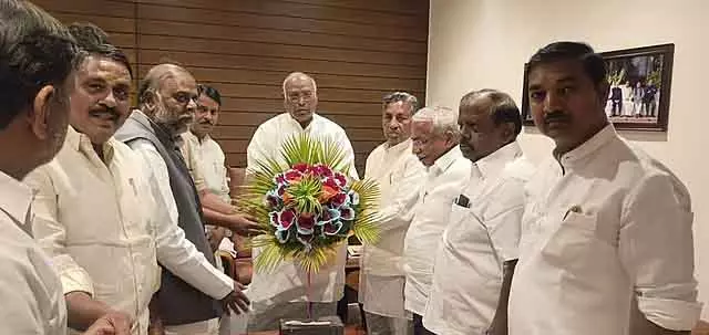 आंतरिक आरक्षण विवाद: Mallikarjun खड़गे ने कहा कि मुद्दे को सौहार्दपूर्ण ढंग से सुलझाया जाए आंतरिक आरक्षण विवाद: Mallikarjun खड़गे ने कहा कि मुद्दे को सौहार्दपूर्ण ढंग से सुलझाया जाए