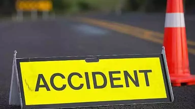 Namakkal में कॉलेज बस पलटने से 25 से ज़्यादा छात्र घायल Namakkal में कॉलेज बस पलटने से 25 से ज़्यादा छात्र घायल