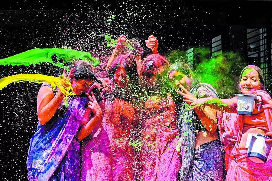 Holi का जश्न: रंग-बिरंगे गेरू रंग में नहाए लोग Holi का जश्न: रंग-बिरंगे गेरू रंग में नहाए लोग