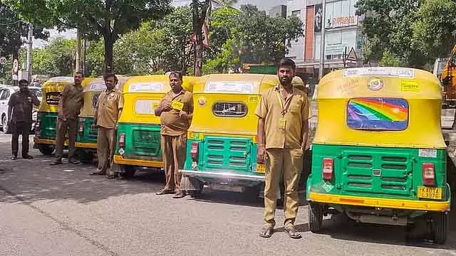 फिटनेस सर्टिफिकेट फीस 1,000 रुपये से बढ़ाकर 9,200 रुपये की गई: Bengaluru के ऑटो ड्राइवर हैरान फिटनेस सर्टिफिकेट फीस 1,000 रुपये से बढ़ाकर 9,200 रुपये की गई: Bengaluru के ऑटो ड्राइवर हैरान