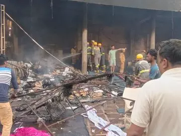 Jaunpur: जौनपुर के होटल में भीषण आग, दमकल ने बचाई लोगों की जान Jaunpur: जौनपुर के होटल में भीषण आग, दमकल ने बचाई लोगों की जान
