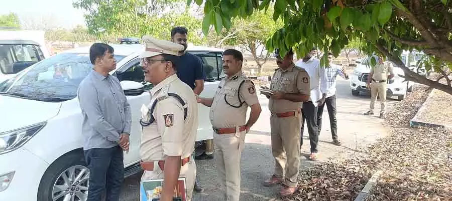 Vijayapura: सोने की लालच दिखाकर लुटेरों ने ₹20 लाख लूटे Vijayapura: सोने की लालच दिखाकर लुटेरों ने ₹20 लाख लूटे
