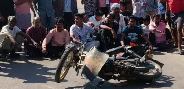 लूना गाड़ी को तेज रफ्तार ट्रक ने लिया चपेट में, युवक की मौत लूना गाड़ी को तेज रफ्तार ट्रक ने लिया चपेट में, युवक की मौत