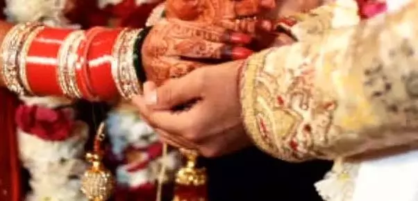 समाज ने लाया कानून, शादी होने के बाद ही बात कर पाएंगे होने वाले दूल्हा और दुल्हन समाज ने लाया कानून, शादी होने के बाद ही बात कर पाएंगे होने वाले दूल्हा और दुल्हन