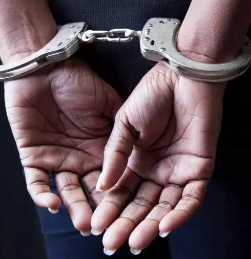 महिला वकील और उसके भाई को ASI से जबरन पैसे ऐंठने के आरोप में गिरफ्तार महिला वकील और उसके भाई को ASI से जबरन पैसे ऐंठने के आरोप में गिरफ्तार
