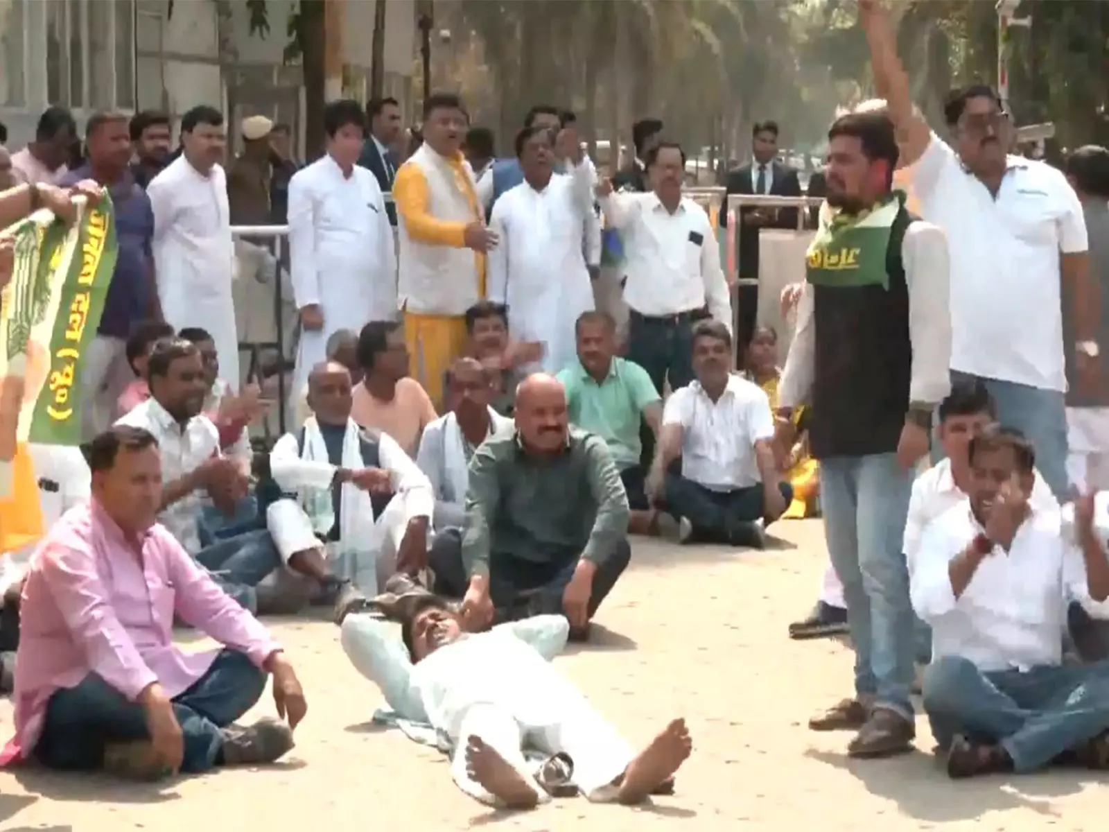 जेडीयू समर्थकों ने नीतीश के फैसले पर भरोसा नहीं किया, CM आवास के बाहर विरोध प्रदर्शन जेडीयू समर्थकों ने नीतीश के फैसले पर भरोसा नहीं किया, CM आवास के बाहर विरोध प्रदर्शन