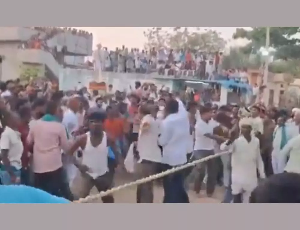 Telangana के गांव में होली पर सैकड़ों लोगों ने मुक्के मारे Telangana के गांव में होली पर सैकड़ों लोगों ने मुक्के मारे