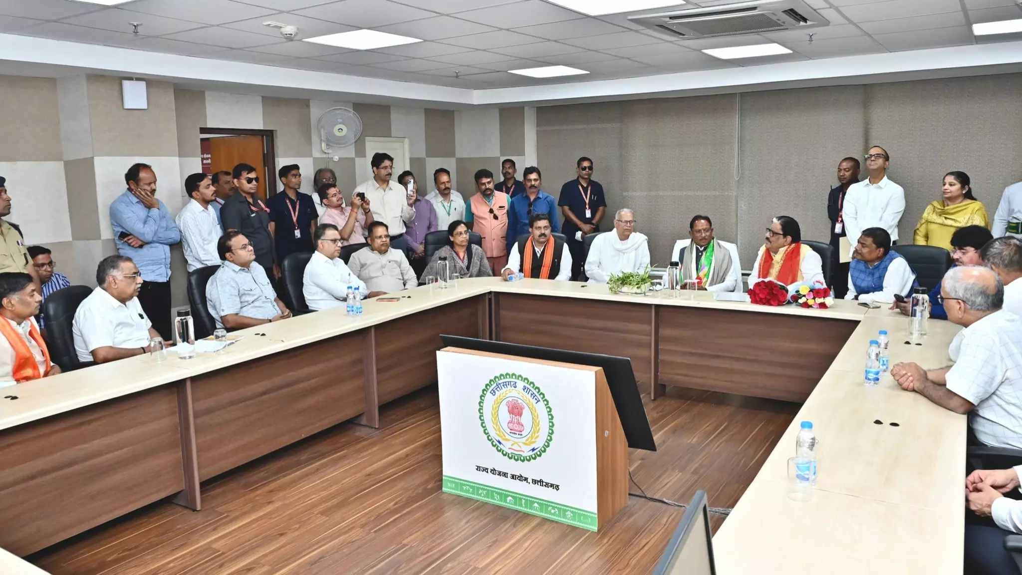 राज्य नीति आयोग के उपाध्यक्ष गणेश शंकर मिश्रा ने संभाला पदभार, CM साय हुए शामिल राज्य नीति आयोग के उपाध्यक्ष गणेश शंकर मिश्रा ने संभाला पदभार, CM साय हुए शामिल