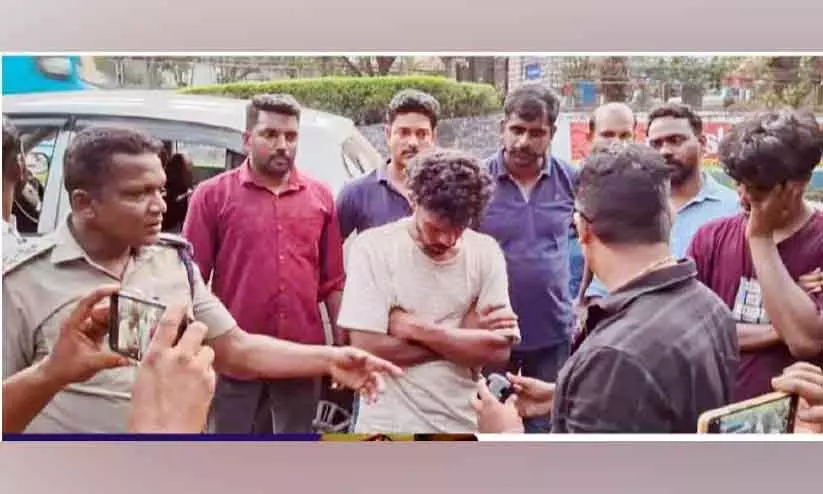 Kerala : बड़े पैमाने पर ड्रग्स का भंडाफोड़, दो युवक गिरफ्तार Kerala : बड़े पैमाने पर ड्रग्स का भंडाफोड़, दो युवक गिरफ्तार