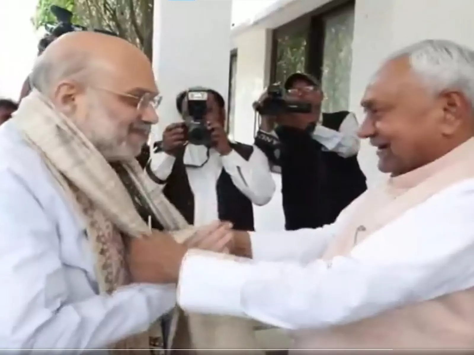 केंद्रीय गृह मंत्री अमित शाह ने बिहार के CM नीतीश कुमार से मुलाकात की, उनके राज्यसभा जाने के बीच केंद्रीय गृह मंत्री अमित शाह ने बिहार के CM नीतीश कुमार से मुलाकात की, उनके राज्यसभा जाने के बीच