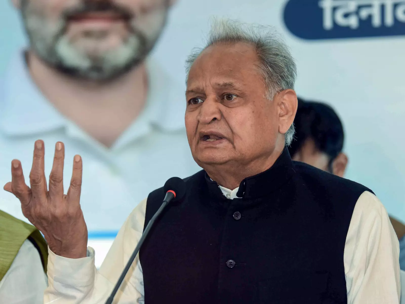 अशोक गहलोत ने US के ईरानी जहाज़ को नष्ट करने पर चुप्पी को लेकर केंद्र की आलोचना की अशोक गहलोत ने US के ईरानी जहाज़ को नष्ट करने पर चुप्पी को लेकर केंद्र की आलोचना की