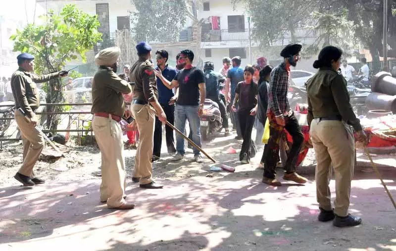 Chandigarh में होली के जश्न के दौरान युवक की चाकू घोंपकर हत्या Chandigarh में होली के जश्न के दौरान युवक की चाकू घोंपकर हत्या